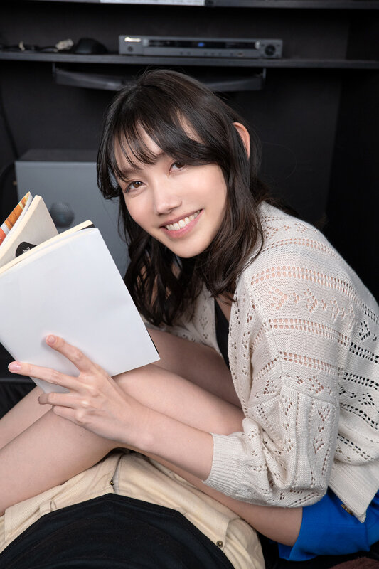 【VR動画】aqula00023｜岬さくら｜【VR】声が出せないところでエッチをして不完全燃焼のまま帰宅したら必然的に燃える 岬さくら