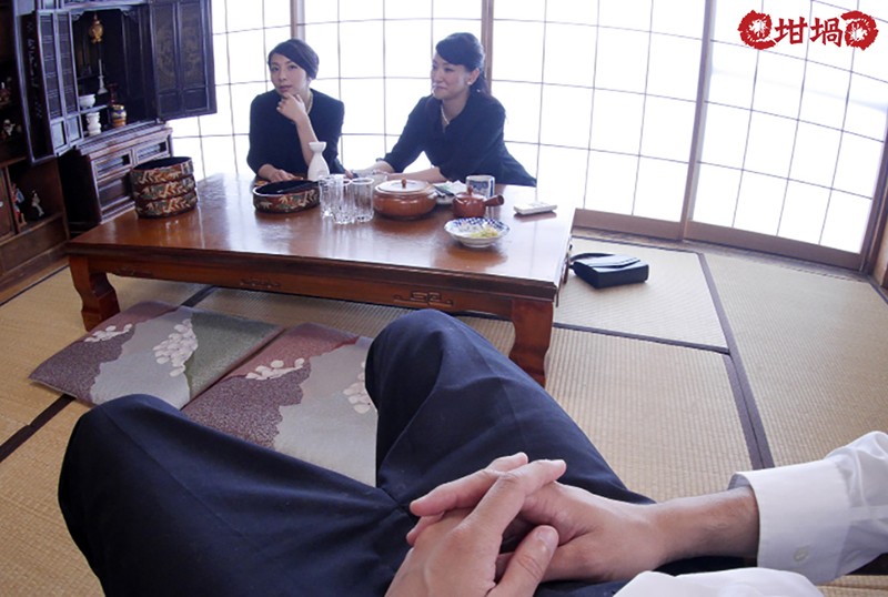 【VR動画】h_1193avopvr00046｜一条綺美香・新堂有望｜【VR】『遊び人だった父さんの葬式の後、父さんを思い出しながら母さんと叔母さんに「父さんに似てるわ」と犯●れた僕』