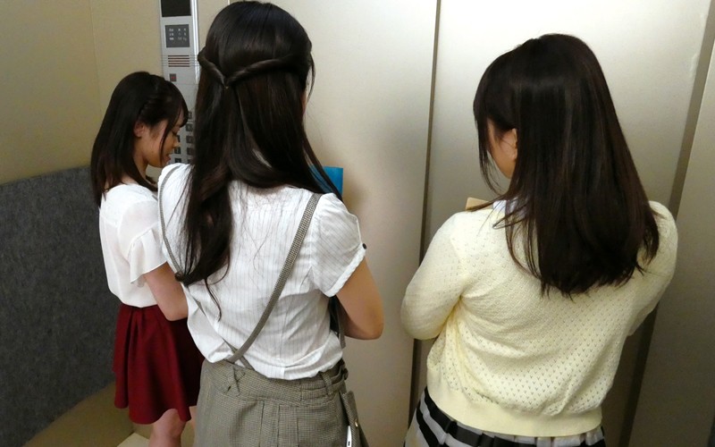 【VR動画】varm00038｜北川りこ・桐山結羽・新木さや｜【VR】エレベーター緊急停止！閉じ込められた僕とOL3人